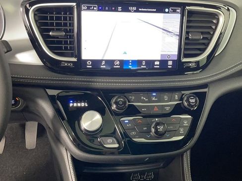 New 2025 Chrysler Pacifica Limited image 17