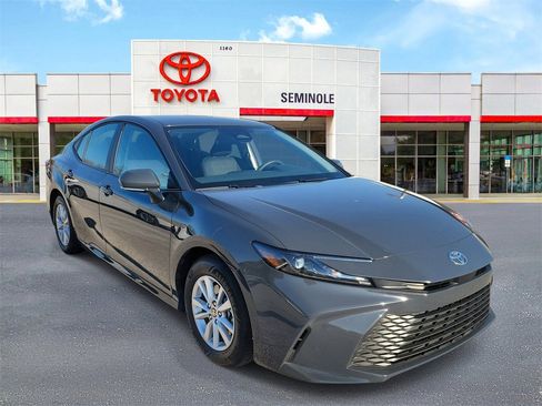 Used 2025 Toyota Camry LE image 2