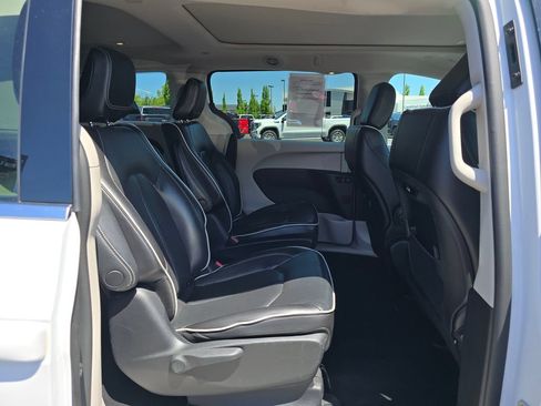 Used 2023 Chrysler Pacifica Limited FWD image 52