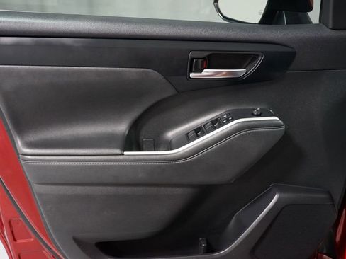 Used 2022 Toyota Highlander XLE image 30