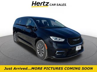 Used 2023 Chrysler Pacifica Touring-L video 1