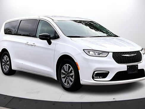 Certified 2024 Chrysler Pacifica Select image 2