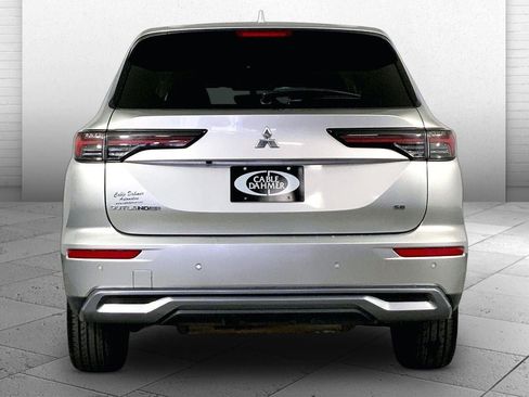 Used 2025 Mitsubishi Outlander SE image 3