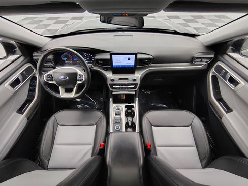 Used 2022 Ford Explorer XLT w/ Equipment Group 202A image 2