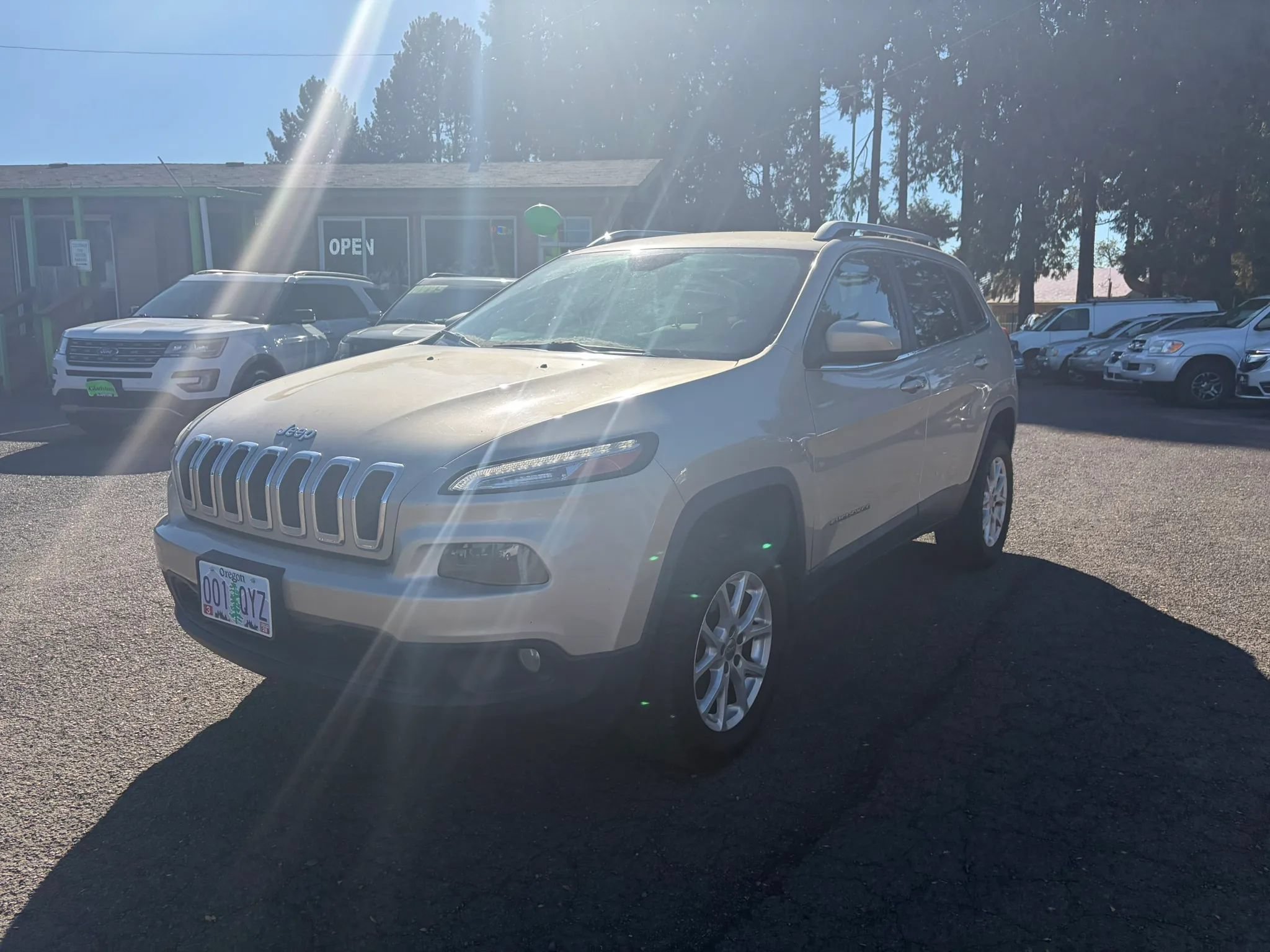 Used 2015 Jeep Cherokee Latitude w/ Comfort/Convenience Group AWD/4WD image 3