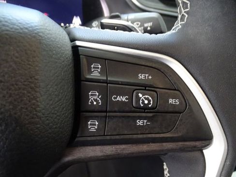 Certified 2023 Jeep Grand Cherokee Limited w/ Black Appearance Package AWD/4WD image 8