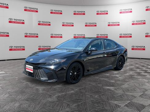 Certified 2025 Toyota Camry SE FWD image 1