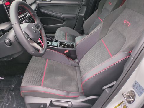 Used 2025 Volkswagen Golf SE FWD image 16