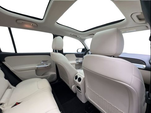 Used 2022 Mercedes-Benz GLB 250 w/ Premium Package Lite image 27