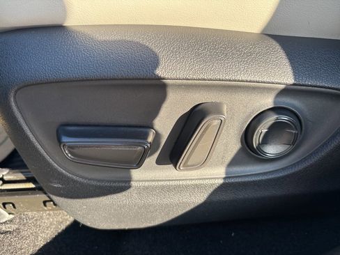 Used 2020 Toyota RAV4 Limited image 19