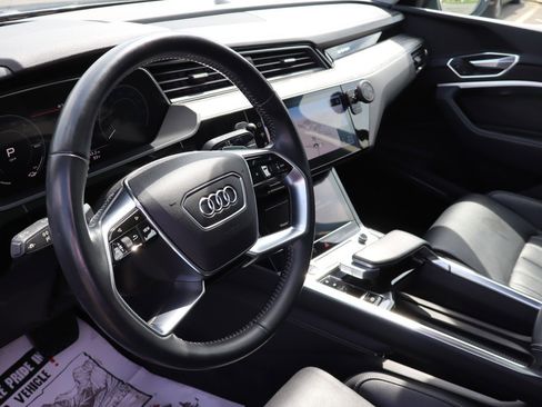 Used 2021 Audi e-tron Prestige w/ Prestige Package image 9
