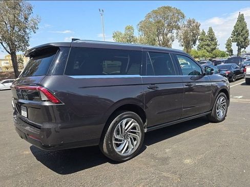 Used 2025 Lincoln Navigator L Reserve AWD/4WD image 2