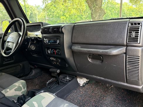 Used 2004 Jeep Wrangler X w/ Convenience Group AWD/4WD image 31