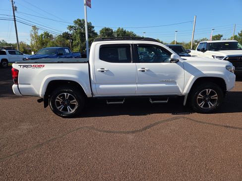 Certified 2019 Toyota Tacoma TRD Sport AWD/4WD image 2
