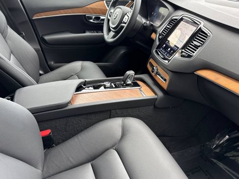 Used 2025 Volvo XC90 T8 Plus w/ Protection Package Premier AWD/4WD image 18