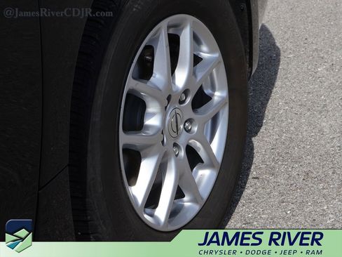 Used 2024 Chrysler Pacifica Touring-L FWD image 39