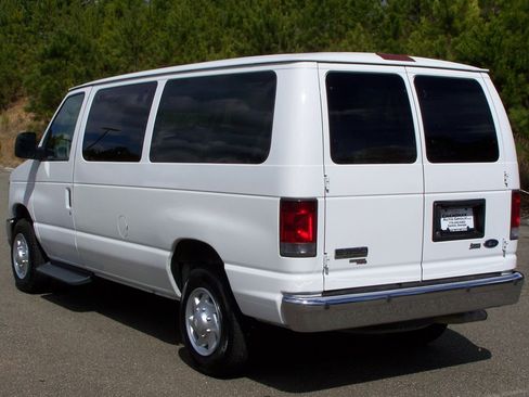 Used 2011 Ford E-350 and Econoline 350 XLT image 2