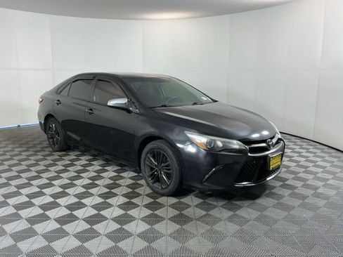 Used 2017 Toyota Camry SE image 3