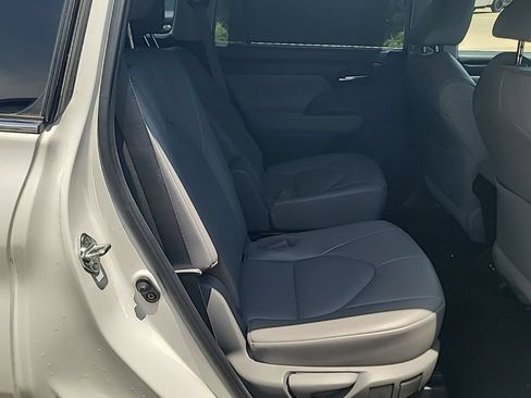 Used 2021 Toyota Highlander XLE FWD image 25