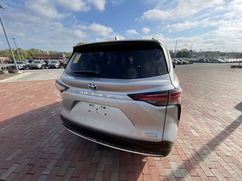 Used 2021 Toyota Sienna Limited image 19
