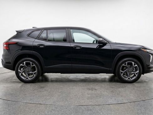 Used 2025 Chevrolet Trax LT FWD image 11