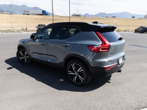 Used 2022 Volvo XC40 T5 R-Design image 4