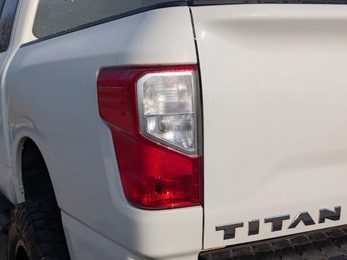 Used 2018 Nissan Titan SV image 20
