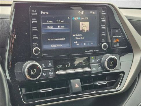 Used 2020 Toyota Highlander LE FWD image 11