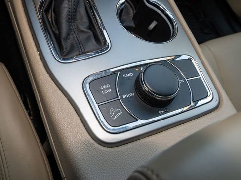 Used 2018 Jeep Grand Cherokee Limited image 19