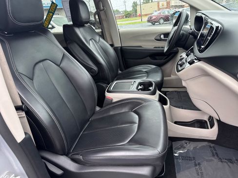 Used 2023 Chrysler Pacifica Touring-L FWD image 14