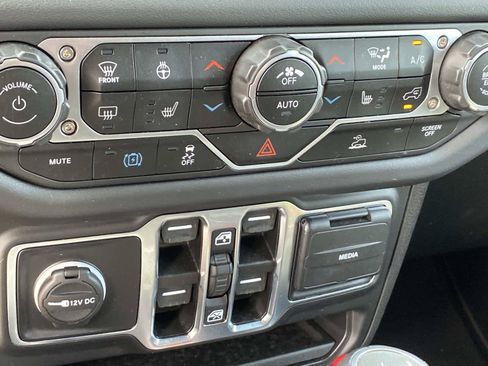 Certified 2024 Jeep Wrangler Unlimited Sahara w/ Technology Group AWD/4WD image 17