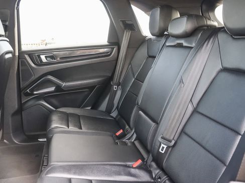 Used 2021 Porsche Cayenne w/ Driver Memory Package image 16