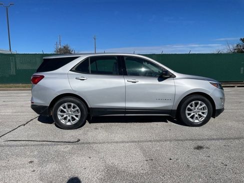 Used 2018 Chevrolet Equinox LS image 2
