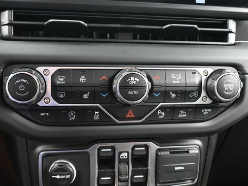 Used 2025 Jeep Wrangler Sahara AWD/4WD image 21