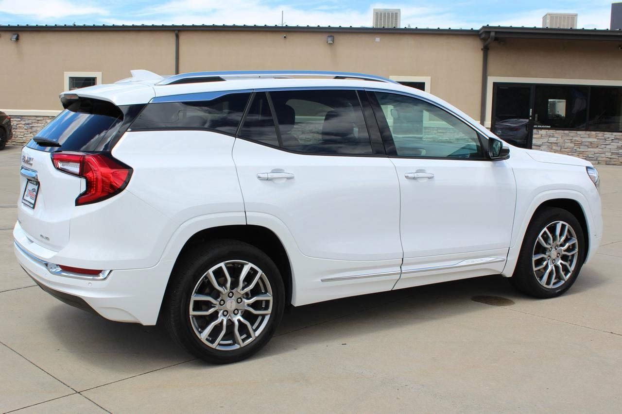 Used 2024 GMC Terrain Denali w/ Denali Premium Package AWD/4WD image 7