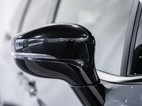 Used 2025 Chrysler Pacifica Select image 17