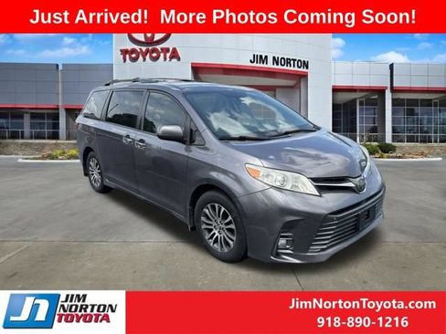 Used 2019 Toyota Sienna XLE Premium FWD image 1