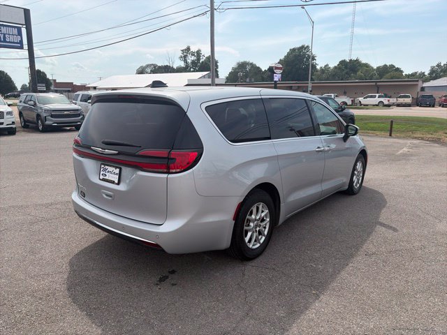 Used 2023 Chrysler Pacifica Touring-L FWD image 6