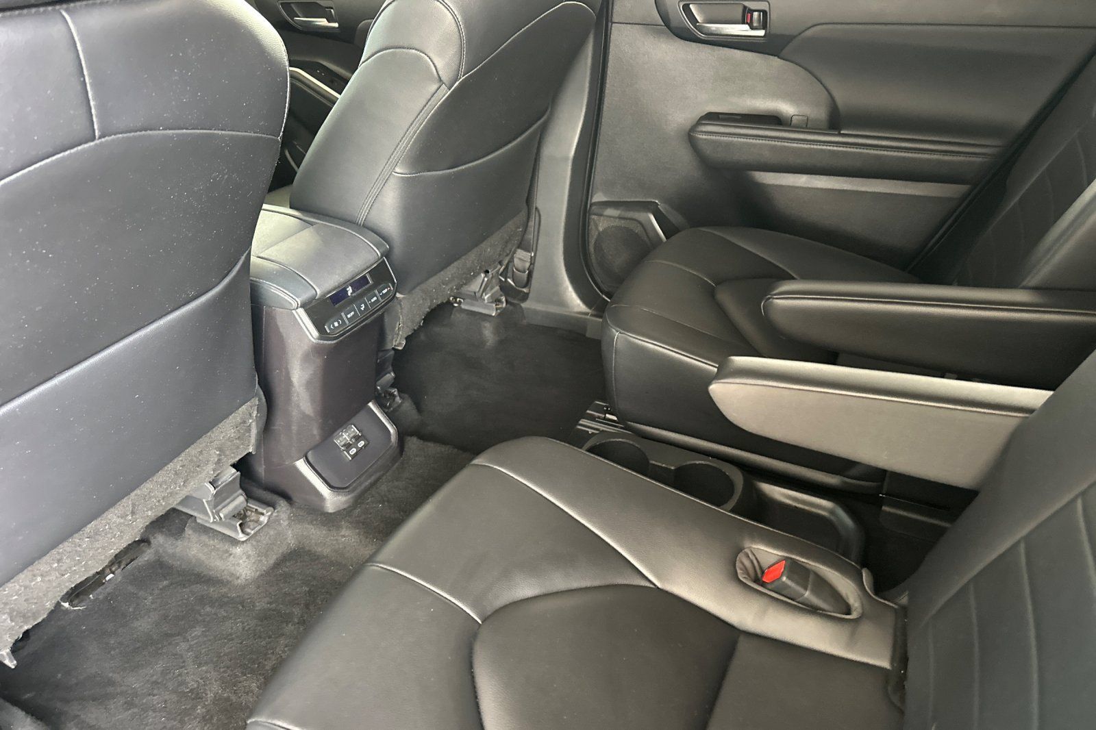 Used 2023 Toyota Highlander XLE AWD/4WD image 13