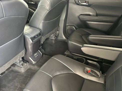 Used 2023 Toyota Highlander XLE AWD/4WD image 13
