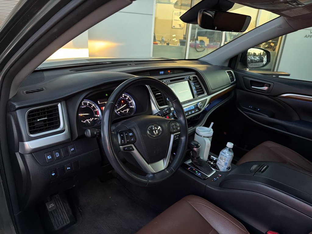 Used 2017 Toyota Highlander Limited AWD/4WD image 5