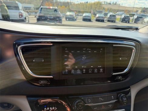 Used 2020 Chrysler Pacifica Touring-L w/ Tire & Wheel Group image 19