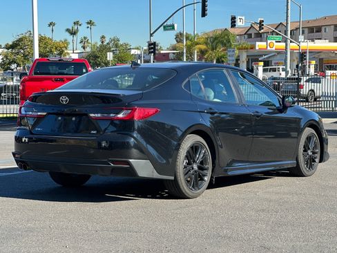 Used 2025 Toyota Camry SE image 5