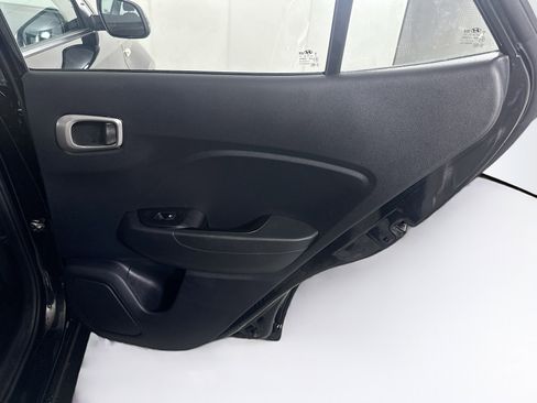 Used 2025 Hyundai Venue SE image 27