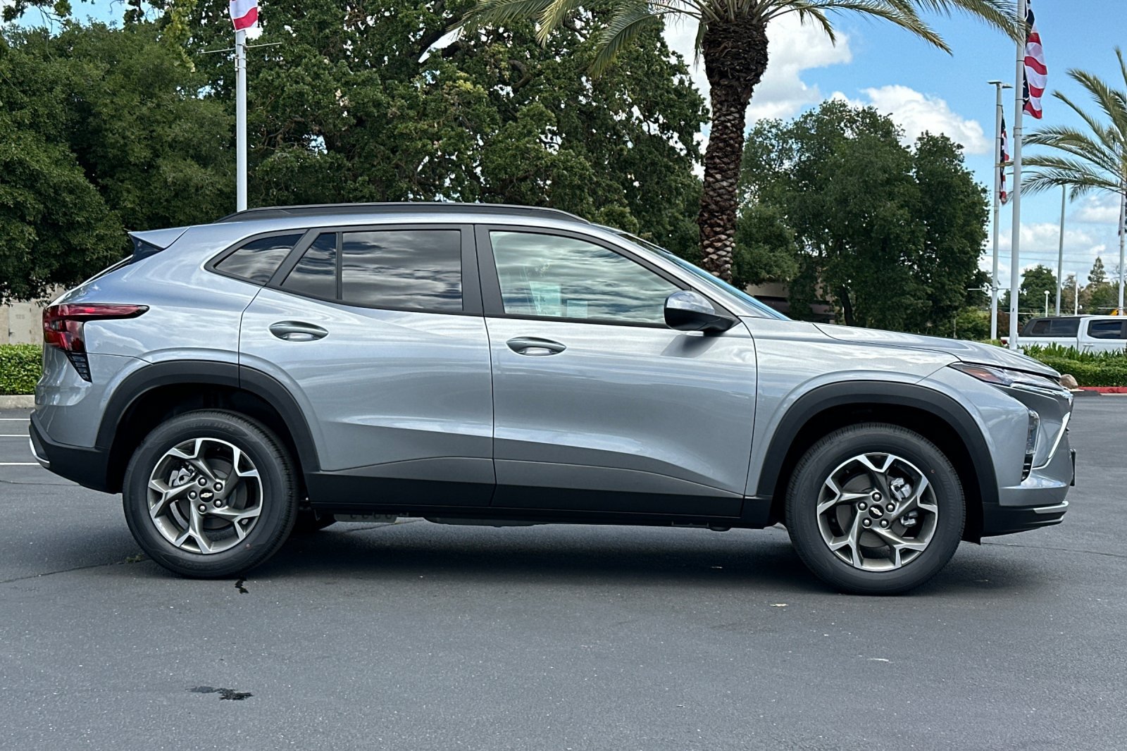 New 2026 Chevrolet Trax LT w/ Driver Confidence Package FWD image 2