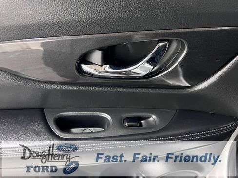 Used 2017 Nissan Rogue SV w/ SV Premium Package image 28