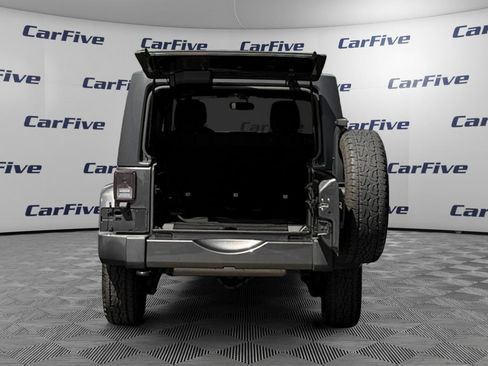 Used 2018 Jeep Wrangler Unlimited Sahara w/ Connectivity Group AWD/4WD image 11