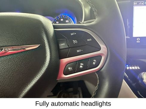 Used 2024 Chrysler Pacifica Touring-L FWD image 37