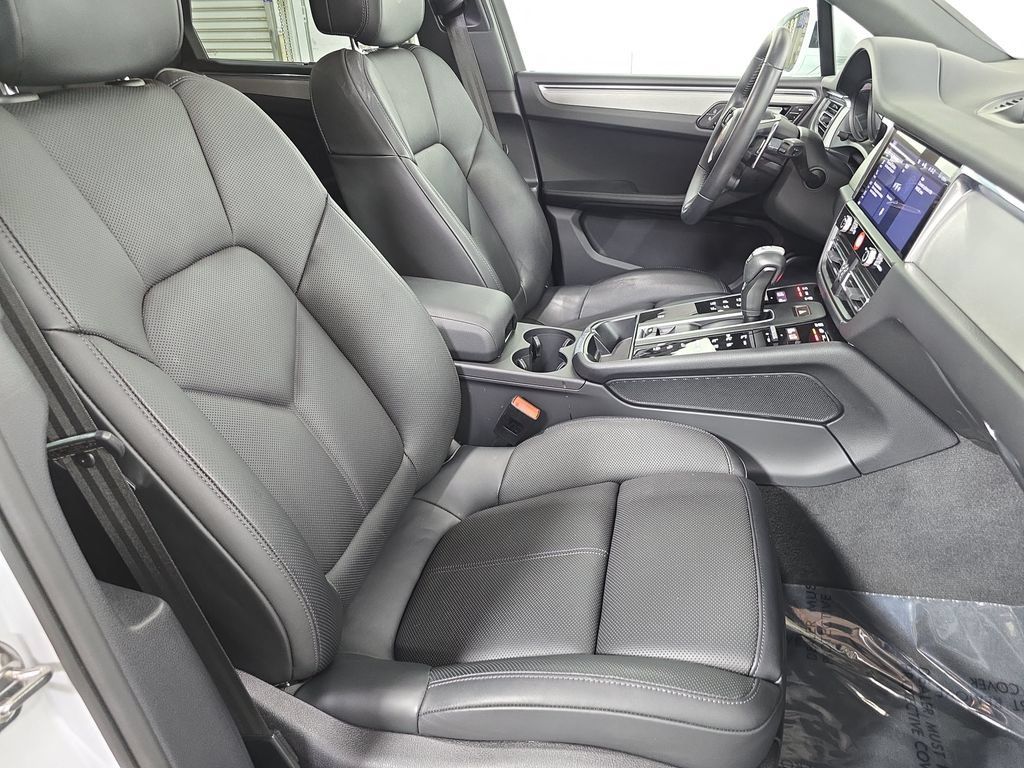 Certified 2026 Porsche Macan AWD/4WD image 27