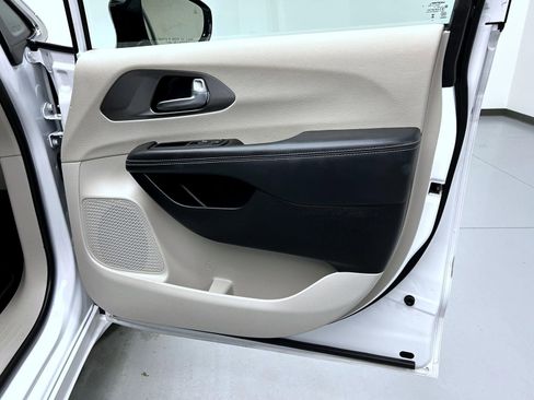 Used 2024 Chrysler Pacifica Touring-L image 16